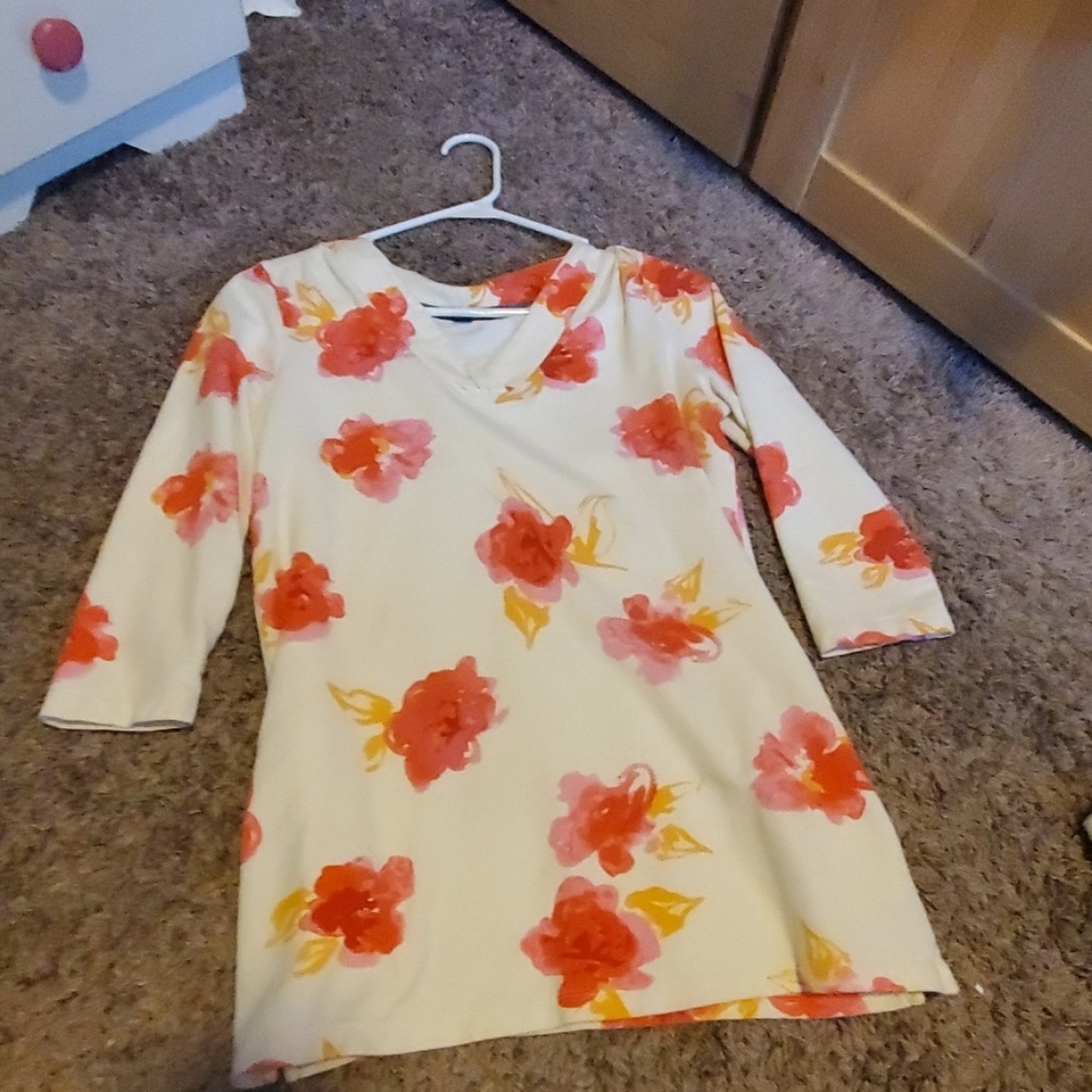 Floral knit blouse with pockets!